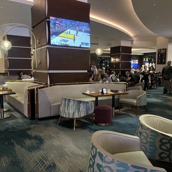55 Fahrenheit - Restaurant bar located in the center of the hotel lobby - New American Near Me - New Orleans, Louisiana 55 Fahrenheit - Restaurant bar located in the center of the hotel lobby - New American Near Me - New Orleans, Louisiana
