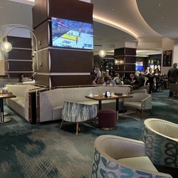 55 Fahrenheit - Restaurant bar located in the center of the hotel lobby