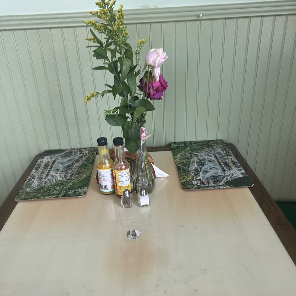Ionie's Caribbean Kitchen - Clean tables and booths - Caribbean Near Me - Grayson, Georgia Ionie's Caribbean Kitchen - Clean tables and booths - Caribbean Near Me - Grayson, Georgia