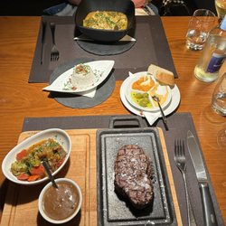 Coronado - Rinderfilet-Steak auf heißen Stein, Gemüse und Pfeffersoße