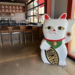 Ika Ramen & Izakaya - Bar area with a big lucky neko
