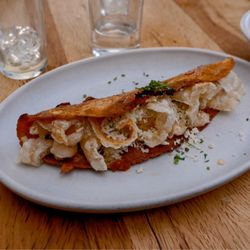Quesadilla Roja Con Chicharron