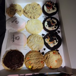 Assortment of 12 cookies