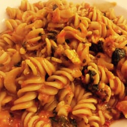 Hardy's al dente - Leckere Vollkorn-Fusilli mit scharfer Tomaten-Spinat-Feta-Sauce