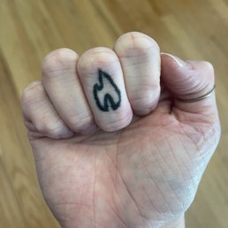 Should be a flame with thin lines but the lines are uneven and blurry.