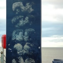 Kiss Wall