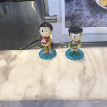E Tea - Cute little figurines at the front register - Bubble Tea Near Me - Sacramento, California