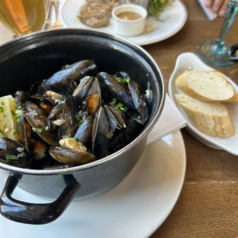 Cafe Rouge - Mussels with bread - French Near Me - London, XGL Cafe Rouge - Mussels with bread - French Near Me - London, XGL