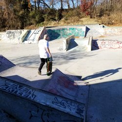 Carroll Park Skate Park - Zero flow, broken concrete
