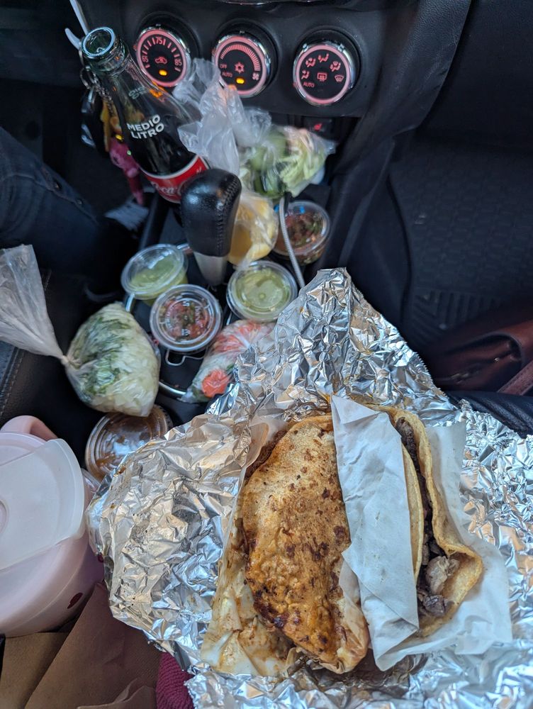 Cachanillas Tacos & Cheves