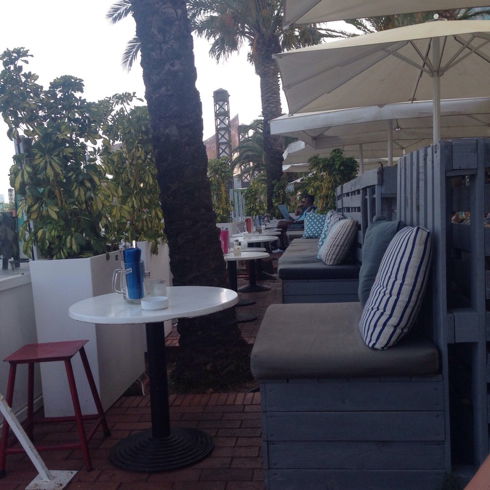 Outdoor seats! Outdoor seats!