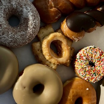Randy's Donuts - Maple Iced Cruller, Glazed Twist, Chocolate Twist, Sugar Raised, Glazed Old Fashioned, Sprinkles Iced Cake, Maple Raised, Glazed Raised - Donuts Near Me - Santa Monica, California
