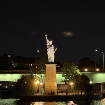 Statue de la Liberté - Evening view of the Paris version. - Local Flavor Near Me - Paris, 75