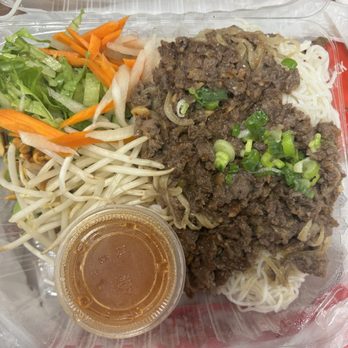Saigon Eatery - vermicelli noodle plate with beef - Noodles Near Me - Torrance, California Saigon Eatery - vermicelli noodle plate with beef - Noodles Near Me - Torrance, California