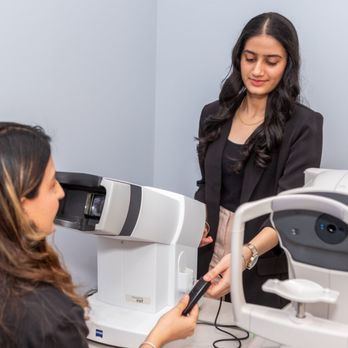 Divine Eye Care - Yashpreet Kaur assisting patien - Optometrists Near Me - Brampton, Ontario