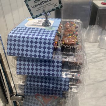 Magnolia Bakery - Hudson Yards - cupcakes - Bakeries Near Me - New York, New York Magnolia Bakery - Hudson Yards - cupcakes - Bakeries Near Me - New York, New York