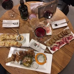 Vino Vino - De gauche à droite : rillettes de lapin, weck de thon à l'huile et jambon ibérique -fromage de brebis.