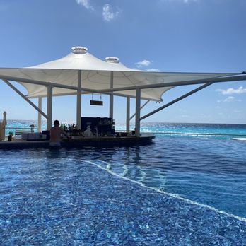 Hard Rock Hotel - Swim up bar - Hotels Near Me - Cancún, ROO