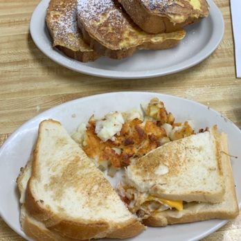 Penguin Cafe - French toast & breakfast sandwich - Breakfast & Brunch Near Me - Laguna Beach, California