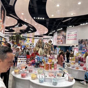 IT'SUGAR - Inside - Candy Stores Near Me - Universal City, California