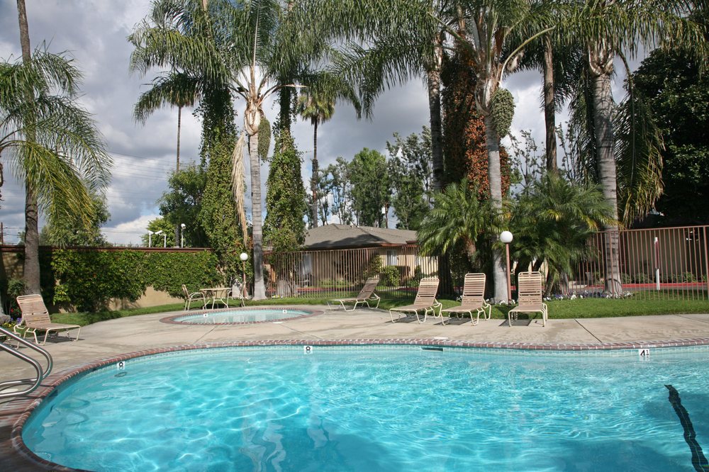 COUNTRY SQUIRE APARTMENTS Updated July 2024 17200 McFadden Ave