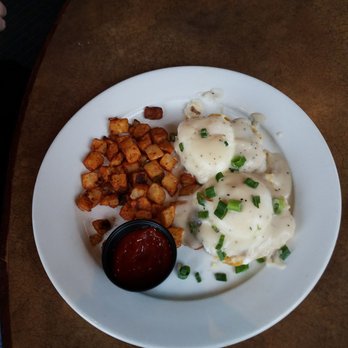 Tug's Casual Dining - Tugwreck Benedict - New American Near Me - Memphis, Tennessee