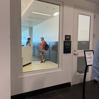 Aspire Lounge - Airport Lounges Near Me - San Diego, California