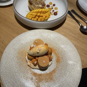 Pangea - Desserts: mostachon (meringue) de mamey y mango de temporary - Mexican Near Me - San Pedro Garza García, NLE Pangea - Desserts: mostachon (meringue) de mamey y mango de temporary - Mexican Near Me - San Pedro Garza García, NLE