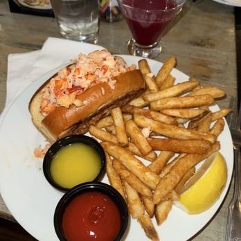 Gas Lamp Grille - Hot lobster roll - Bars Near Me - Newport, Rhode Island