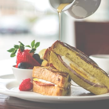 L'Express - a plate of french toast and strawberries - Coffee & Tea Near Me - Saint-Basile-le-Grand, Quebec
