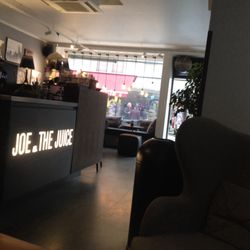 Joe & the Juice - En stunds vila i mysig läderlappsfåtölj.