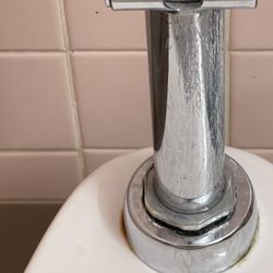 HCA Florida Kendall Hospital - Patients toilet condition and urine smell.