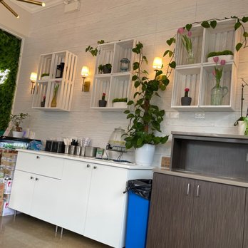 Poke Poké - the inside of a coffee shop - Poke Near Me - Chicago, Illinois Poke Poké - the inside of a coffee shop - Poke Near Me - Chicago, Illinois