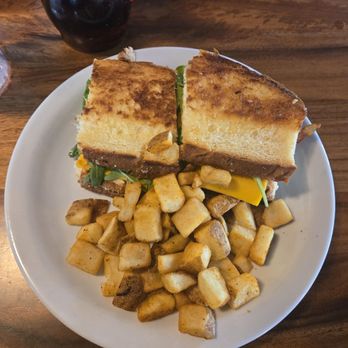 Kayak Cafe - Egg Sammy with country potatoes - Pizza Near Me - Honolulu, Hawaii