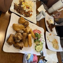 Los Molcajetes - Yuca frita, pupusa, sopa de res.