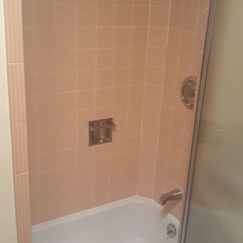 Curly Redwood Lodge - I'm 5'7 and the shower was almost too short for me. The tub is only about 3 feet long or so. - Hotels Near Me - Crescent City, California