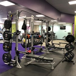 Anytime Fitness - Squat rack, bench