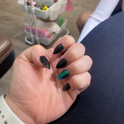 17 Nails And Spa