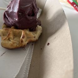 Waffle topped with açaí