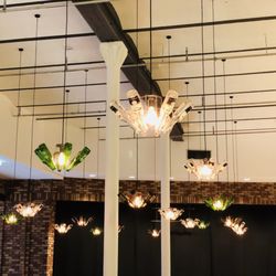 Schultheiss Quartier - Foodcourt mit Beleuchtung aus Flaschen.
