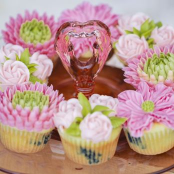 The Flower Cupcake - 2 4 ct classic cupcakes, lemon blueberry flavor - Cupcakes Near Me