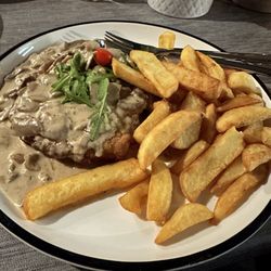 Ratsstube Rüdesheim - Pork schnitzel with creamy mushroom sauce