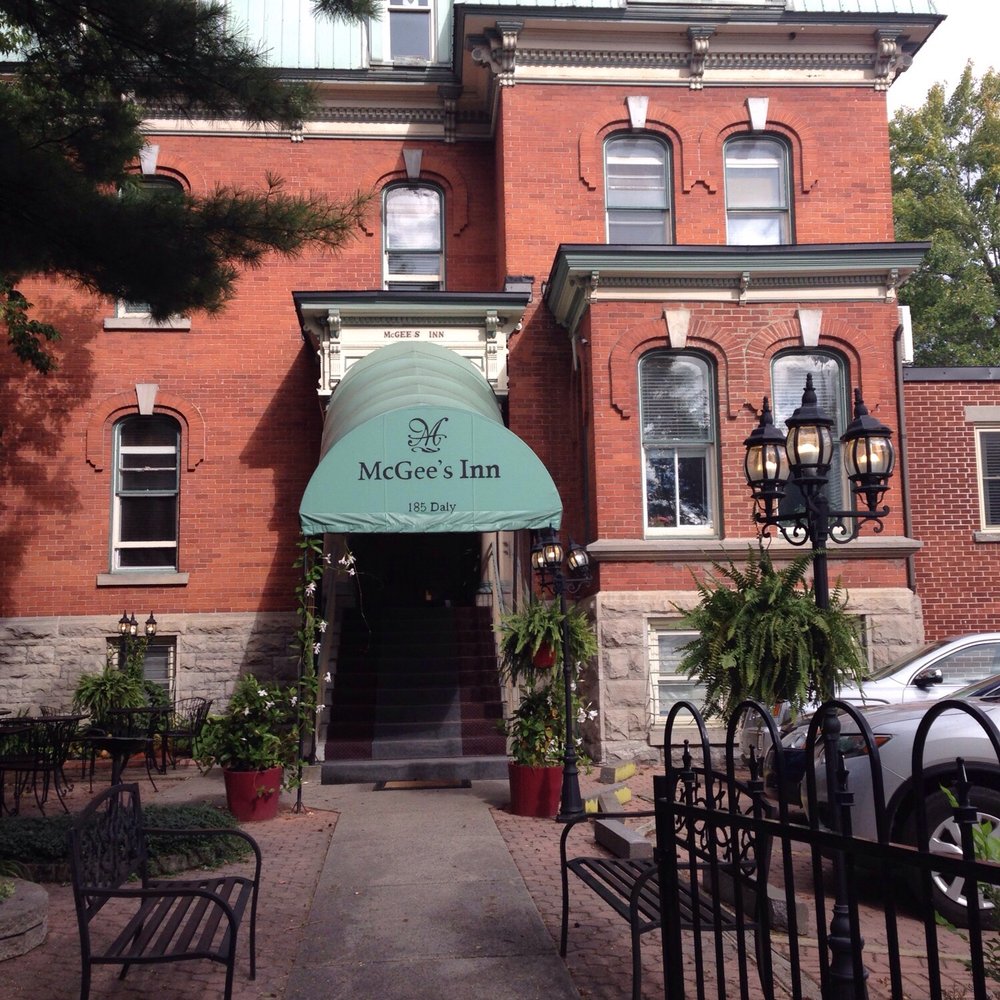 Auberge McGee's Inn - Front of inn - Hotels Near Me - Ottawa, Ontario