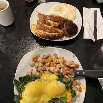 Bickfords Family Restaurant - Jalapeño Benedict and French toast - American Near Me - Burlington, Massachusetts