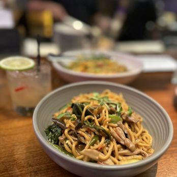 Sampan - Vegetable lo mein - Asian Fusion Near Me - Philadelphia, Pennsylvania