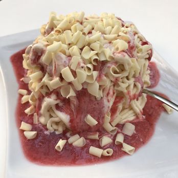 Caffè e Gelato - Spaghetti - vanilla ice cream whipped cream strawberries sauce and white chocolate. - Ice Cream & Frozen Yogurt Near Me - Berlin, BE Caffè e Gelato - Spaghetti - vanilla ice cream whipped cream strawberries sauce and white chocolate. - Ice Cream & Frozen Yogurt Near Me - Berlin, BE