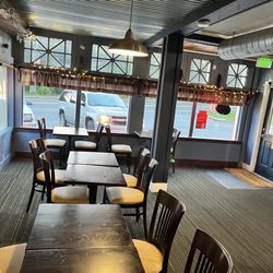 Hinsdale Pizza House - Inside seating area