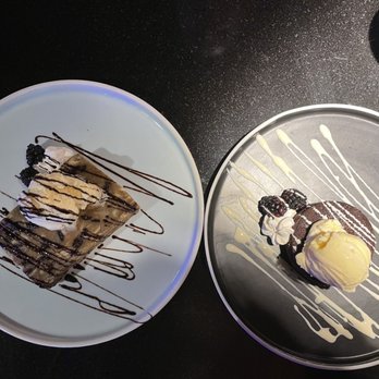 Lobster Burger Bar - Banana bread pudding and chocolate lava cake - Bars Near Me - Toronto, Ontario Lobster Burger Bar - Banana bread pudding and chocolate lava cake - Bars Near Me - Toronto, Ontario