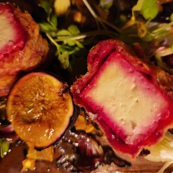 Edson Hill - Fig & Ridicchio Salad with Tofu Burrata - Hotels Near Me - Stowe, Vermont Edson Hill - Fig & Ridicchio Salad with Tofu Burrata - Hotels Near Me - Stowe, Vermont
