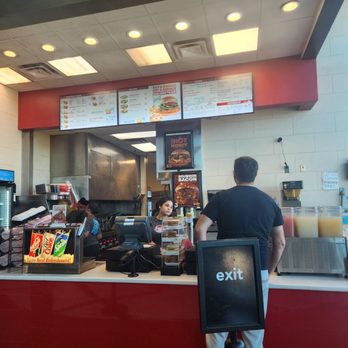 Wendy's - Menu with happy caahiers - Fast Food Near Me - Orlando, Florida Wendy's - Menu with happy caahiers - Fast Food Near Me - Orlando, Florida